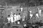 Agachado, Sandro Braz Gobbo; em p�,Ant�nio (saracura), Maria Eliza Ferrari Gobbo, Jesu�ta, F�tima Guaitolini, Reny, Esmael Roqui Gobbo, Jos� Maria Gobbo, Pedro e Geraldo(aj. pedreiro); atr�s, 3 pedreiros e Jos� Gobbo.